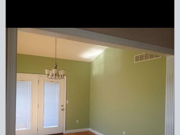 800 Thorndale dining room