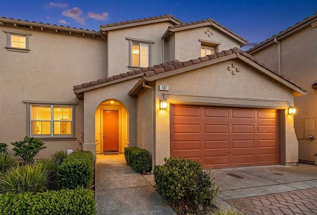 5 bed, 2496 sqft, $5,500 — Photo 1