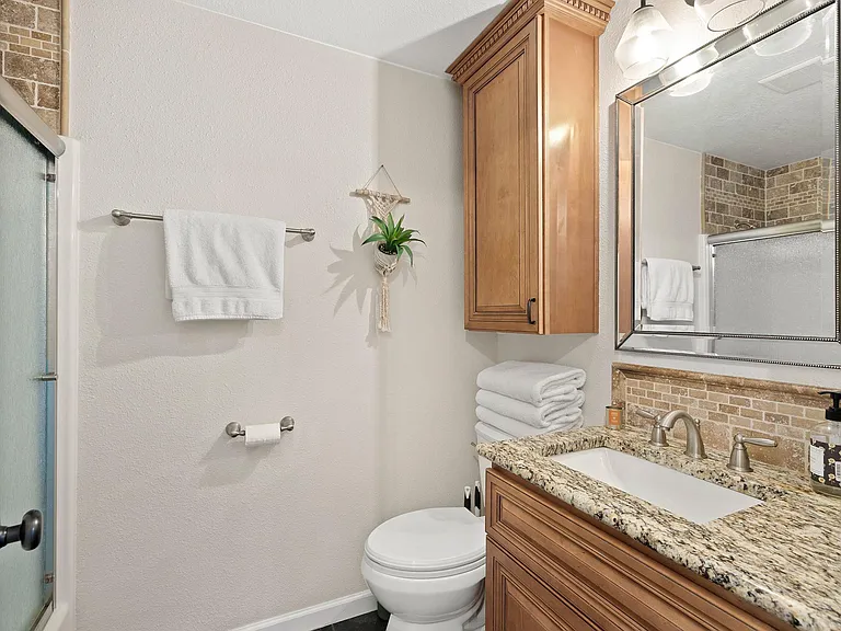 725 Peacock St — Photo 14