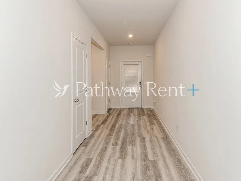 603 Mackenzie Cv — Photo 2