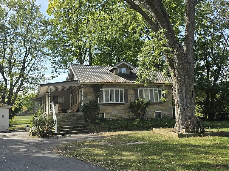 2546 N Forest Rd — Photo 4