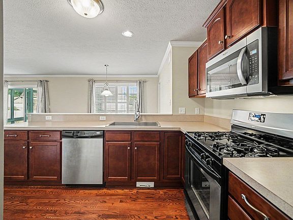 4th image of 215 Terry Ln