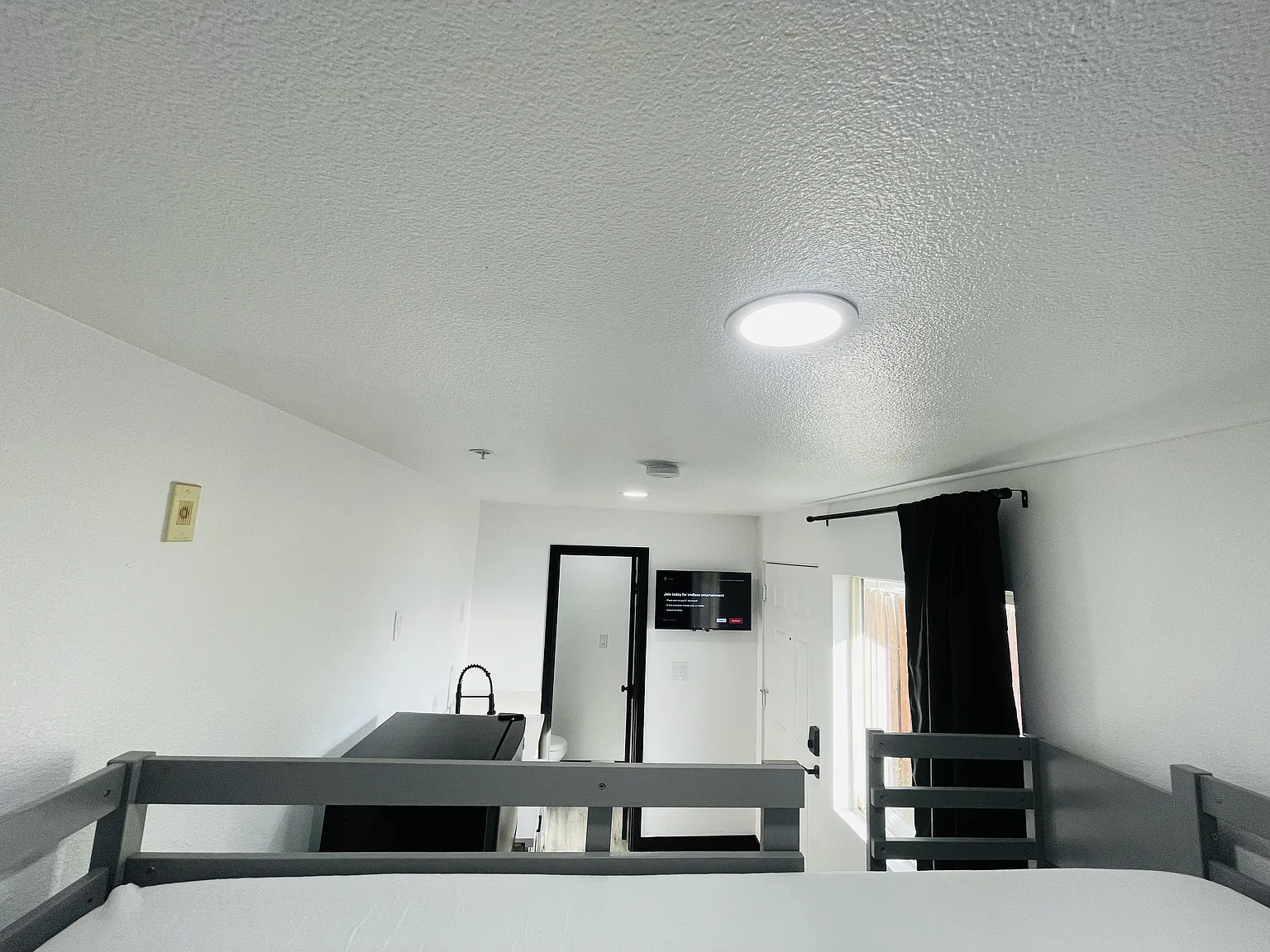 4 bed, 17.0 bath, $1,317 — Photo 3