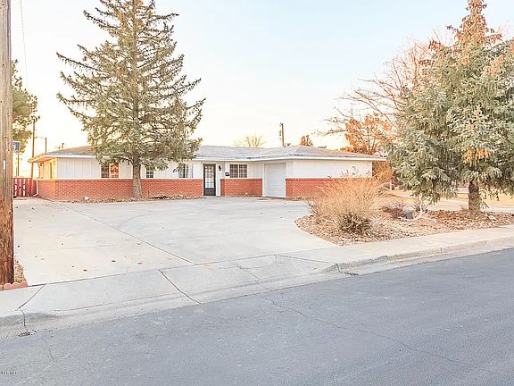 Left-side entrance leads to a spacious driveway with parking for 10+ vehicles, offering plenty of room for a camper, boat, or other recreational vehicles.