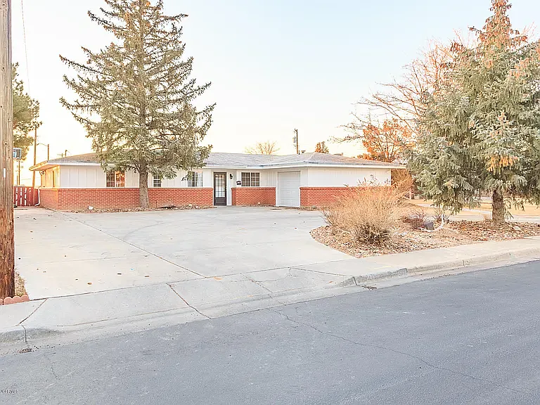 Left-side entrance leads to a spacious driveway with parking for 10+ vehicles, offering plenty of room for a camper, boat, or other recreational vehicles.