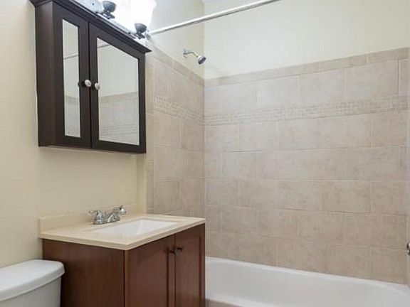 2nd image of 817 W Cornelia Ave