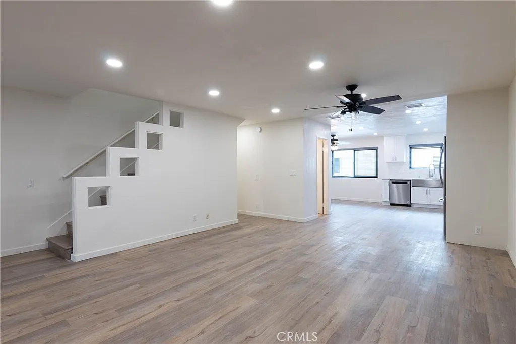 Building Photo - 10215 Variel Ave #25
