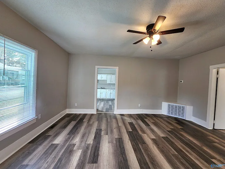 1426 Stevens Ave NE — Photo 5