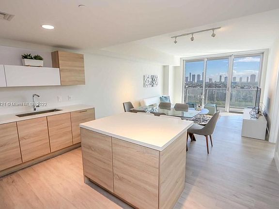 3rd image of 16385 Biscayne Blvd Unit 1218