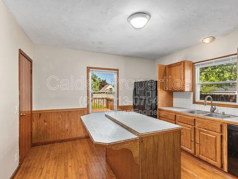 1031 Merrifield St SE — Photo 9