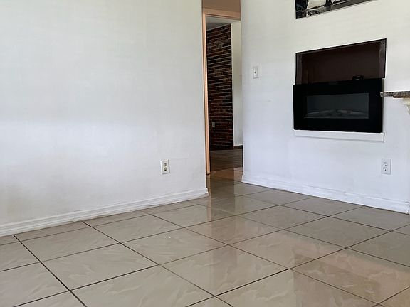 4th image of 880 La Plaza Ave S