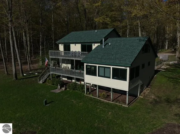 420 W Beech Bark Trl, Maple City, MI 49664