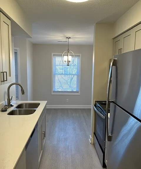 Renovated Kentucky Derby
1bed1bath