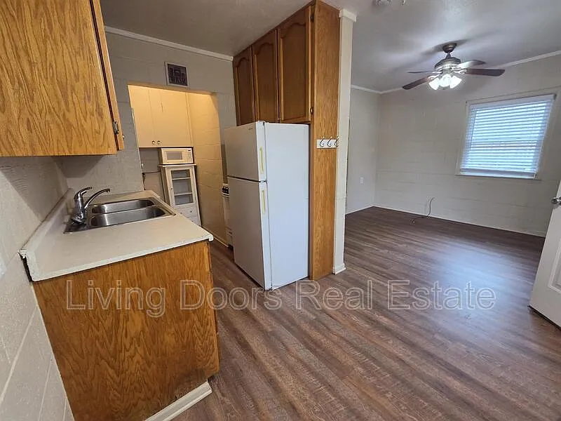 1 bed, 1.0 bath, $725 — Photo 3