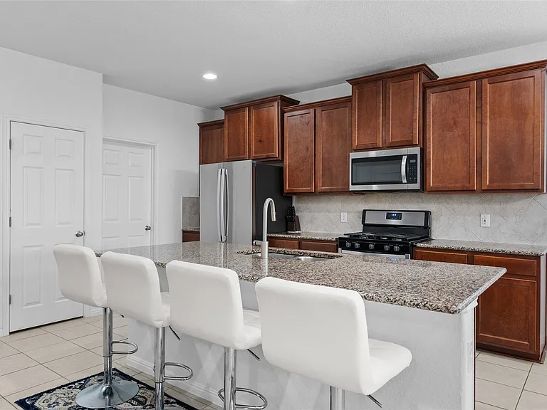 325 La Joya Pass — Photo 6