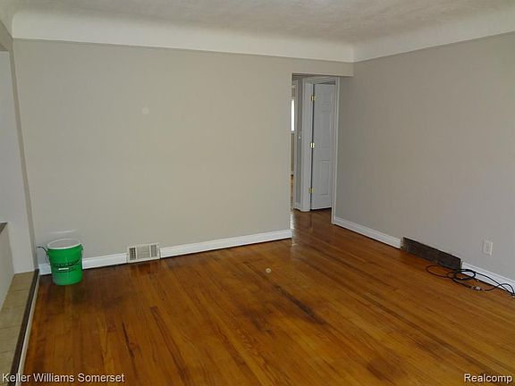 4th image of 21437 Lakebreeze St