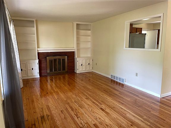 4th image of 8 Dundee Dr