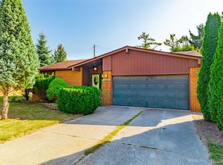 5035 Hillcrest Ct, Trenton, MI 48183