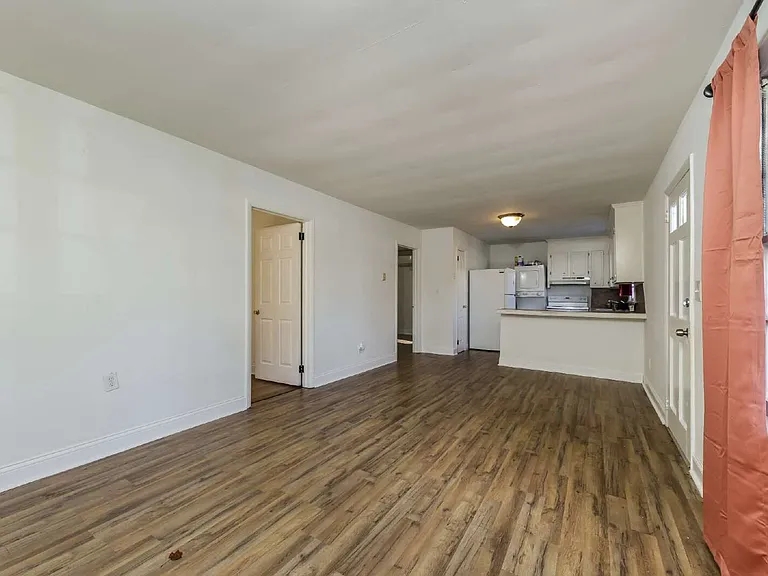 238 Bond St — Photo 7