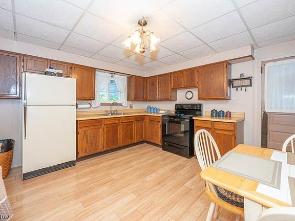 3rd image of 132 Pendleton St