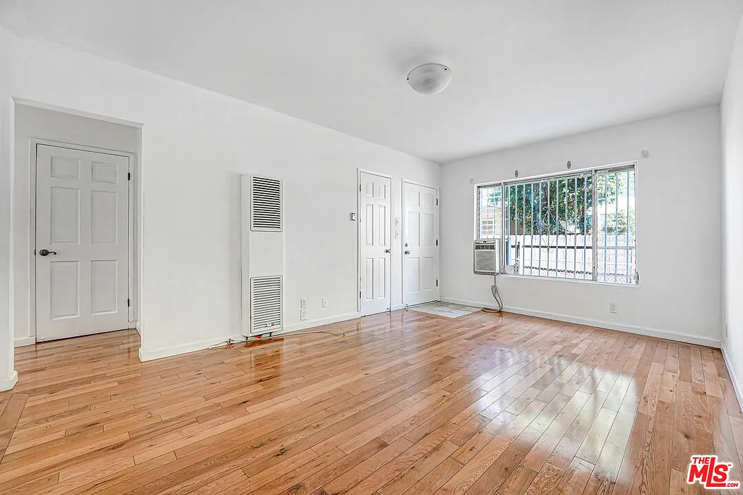1427 N Martel Ave — Photo 2