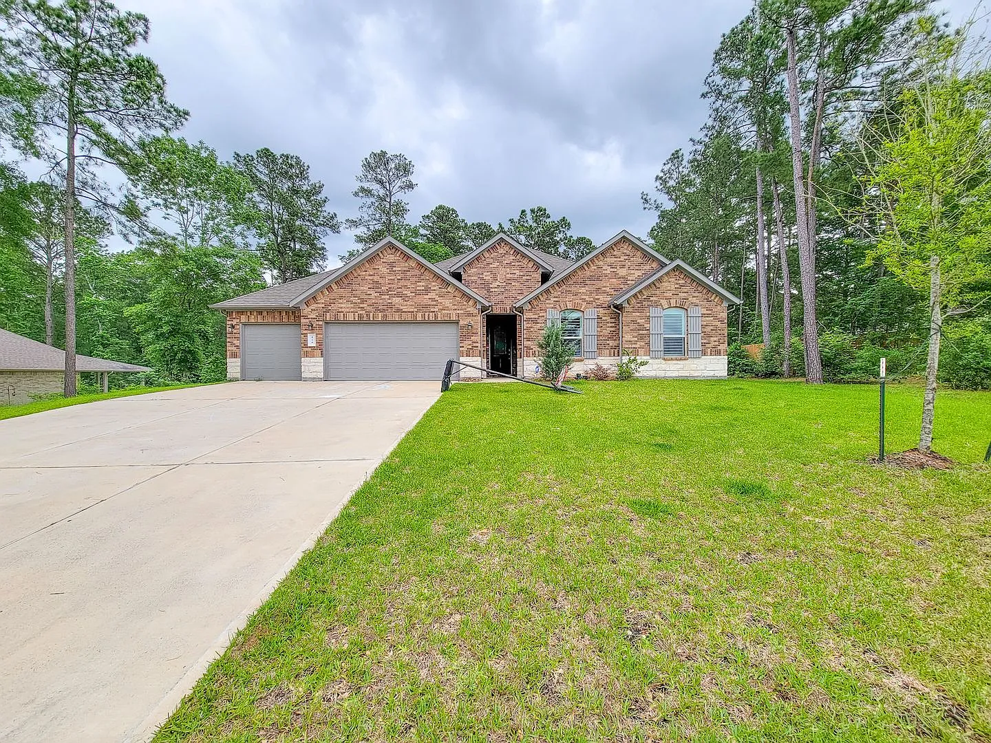Beautiful 4 Bedroom 2 Bath Home With All The Upgrades On 1 Acre Lot In New Waverly, Texas — Photo 2