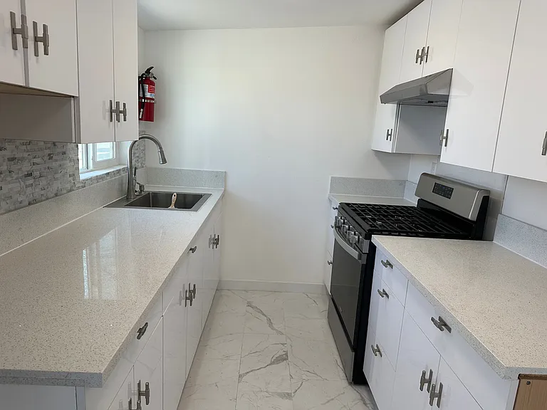 13950 Hesperia Rd #5 — Photo 3