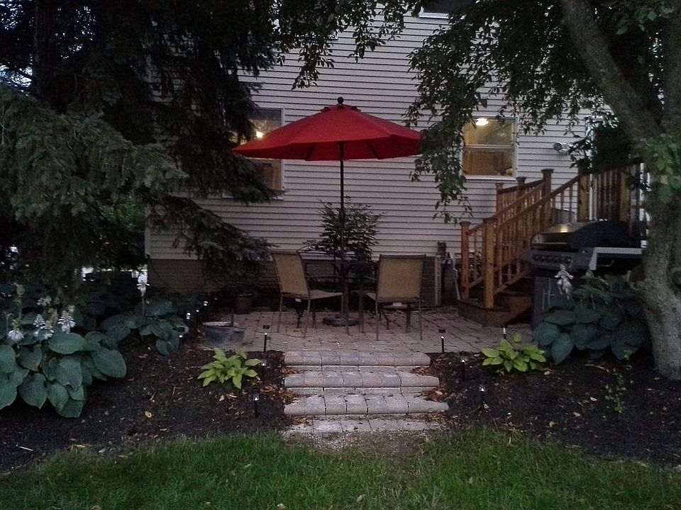 1st image of 925 Twin Oaks Cir