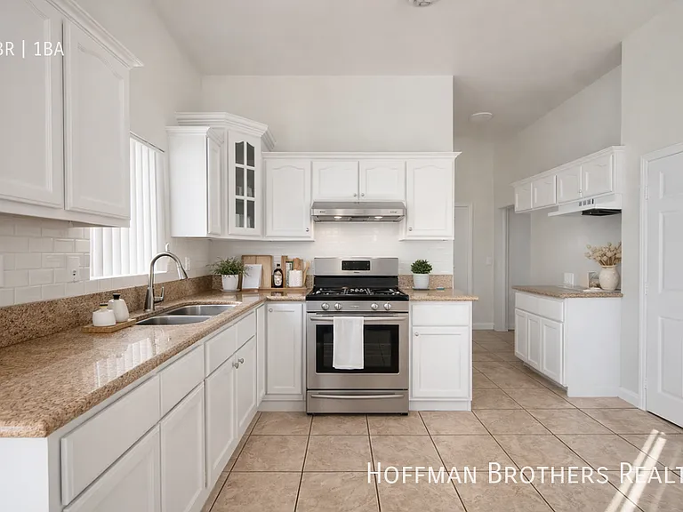 851 W 93rd St #B — Photo 3