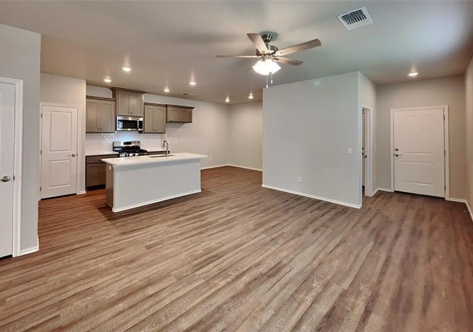 Luxury 3 Bedroom 2 Bathroom Townhome in Piedmont Schools- Neighborhood Park and Basketball Court — Photo 2