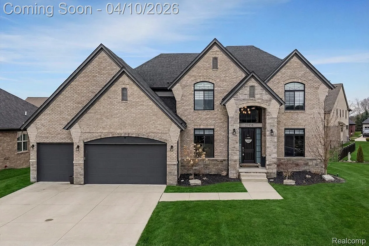 21924 E Majestic Dr photo 1