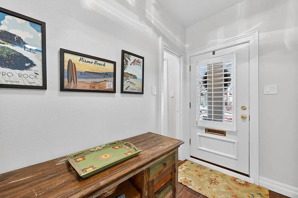 3 bed, 2.5 bath, 2346 sqft, $3,400 — Photo 4