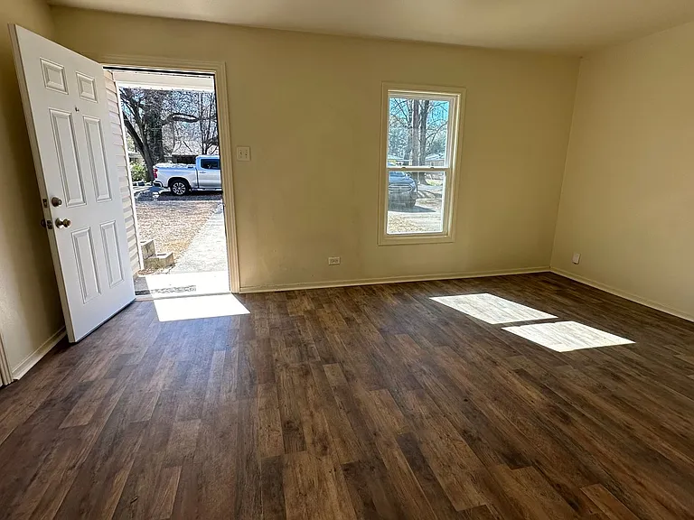 704 Victoria St — Photo 2