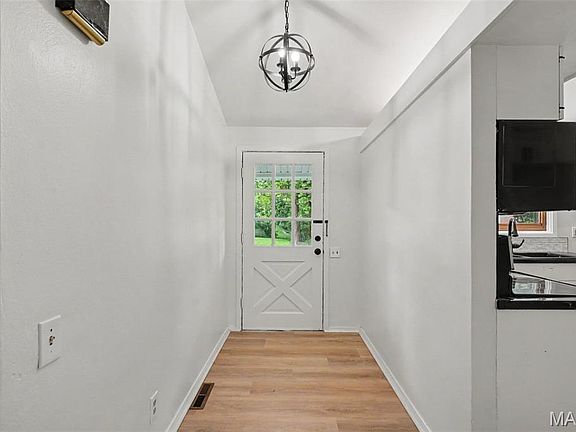 5th image of 216 Country Club Ln