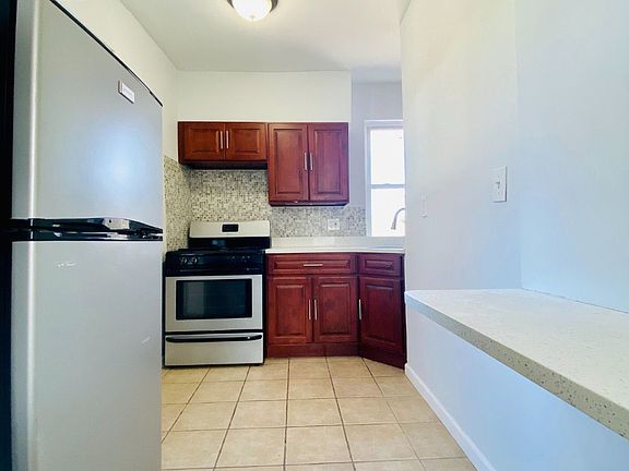 2nd image of 3 Green St APT 2R