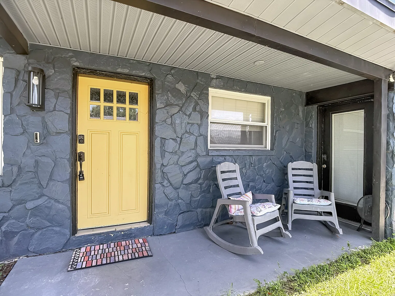 3 bed, 1602 sqft, $2,400 — Photo 2