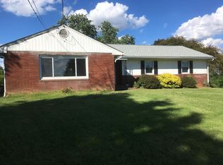 590 Hookstown Grade Rd, Coraopolis, PA 15108