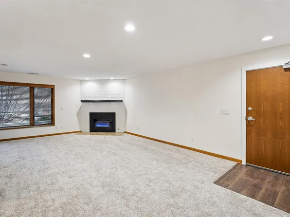 1100 50th St Unit 2102, West Des Moines, IA 50266