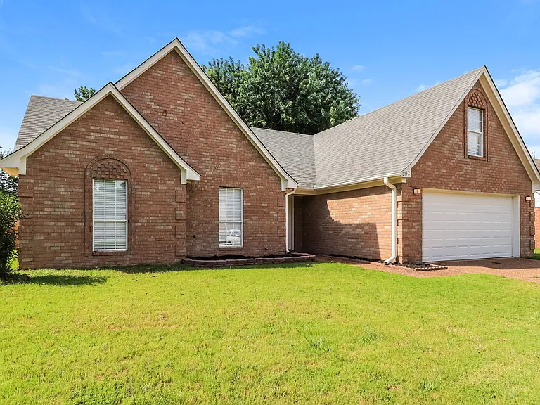 6752 Oakmoor Cir S — Photo 1