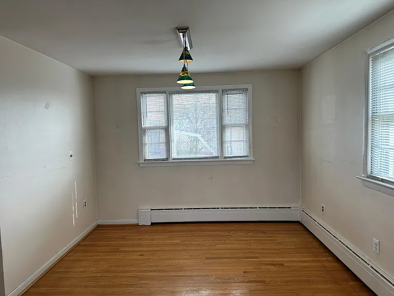 546 Burnside Ave — Photo 5