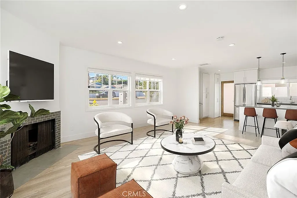 2 bed, 1156 sqft, $4,100 — Photo 1