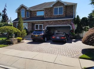 14 Boxwood Ln, Farmingdale, NY 11735