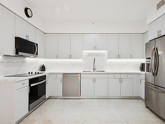 5th image of 717 Crandon Blvd APT 507