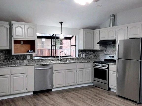 3rd image of 605 Mariposa Ave APT A
