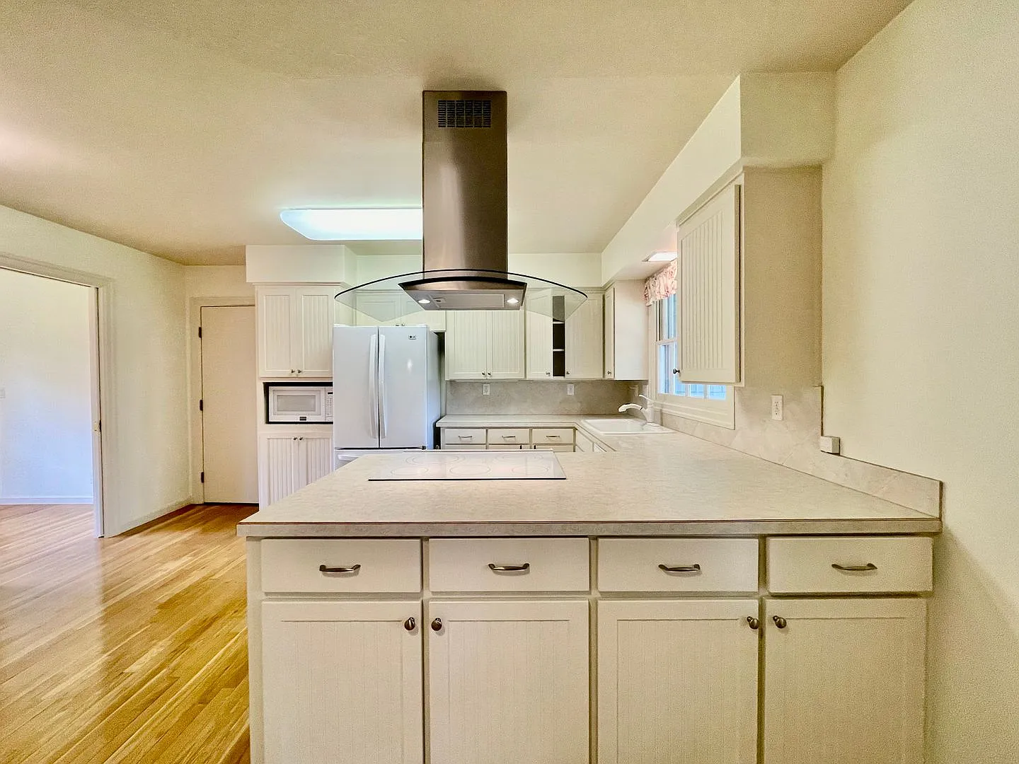 Beautiful Ranch Style Classic Home with large Garage, Washer Dryer, and 2 Fireplaces — Photo 4