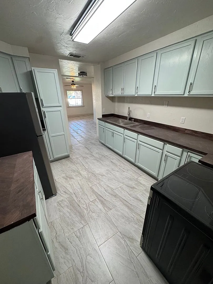 4 Bed 2 Bath Home — Photo 4
