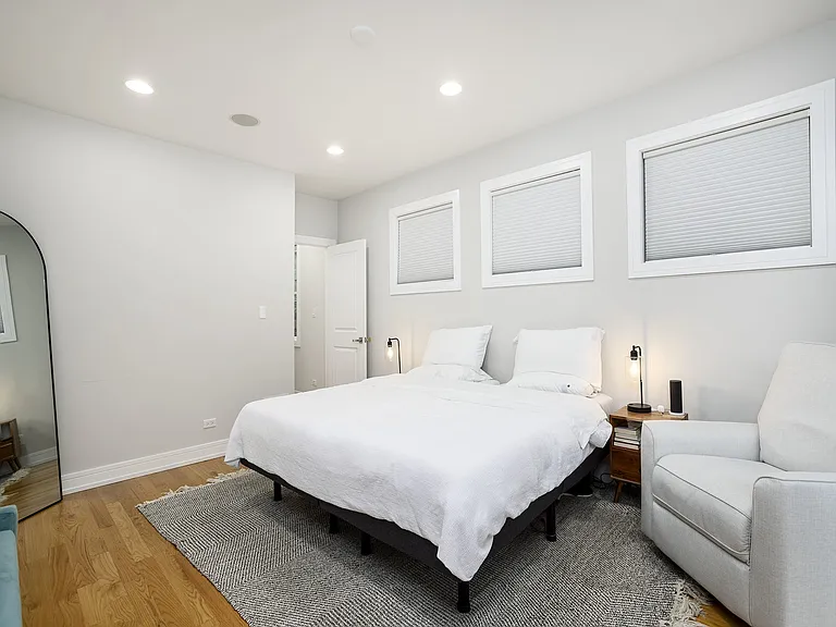 821 W Roscoe St #1 — Photo 42