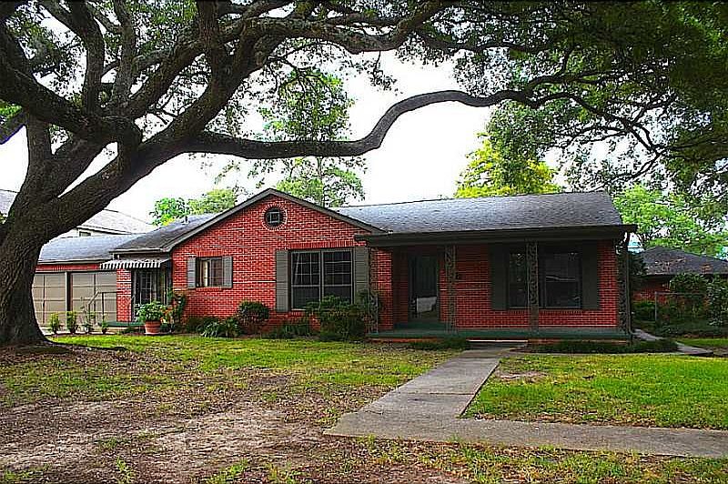 1st image of 210 Aqua Dr
