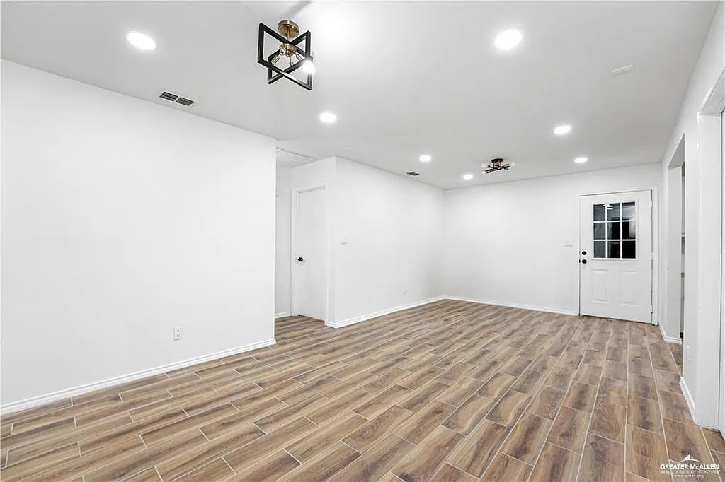 3 bed, 1.0 bath, 1014 sqft, $1,300 — Photo 2