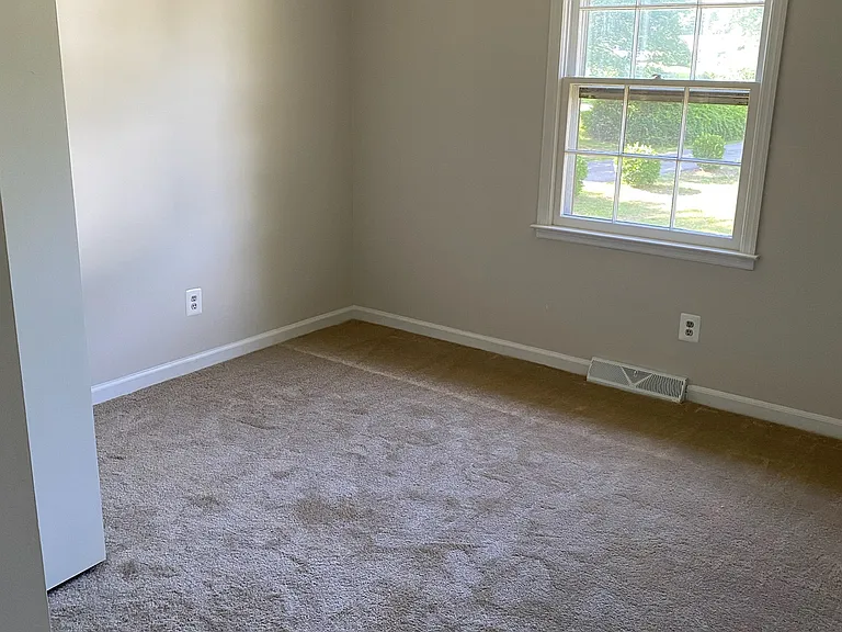 715 Scott Dr — Photo 3
